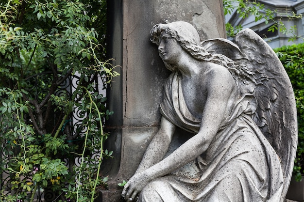 Statua di oltre 100 anni. Cimitero situato nel nord Italia.