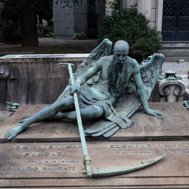 Statua di oltre 100 anni. Cimitero situato nel nord Italia.