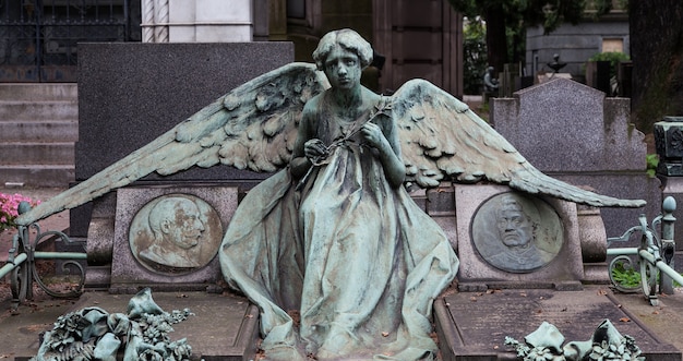 Statua di oltre 100 anni. Cimitero situato nel nord Italia.