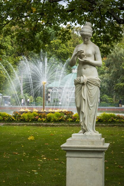 Statua di Psikheya e la fontana del sole a Peterhof, San Pietroburgo, Russia