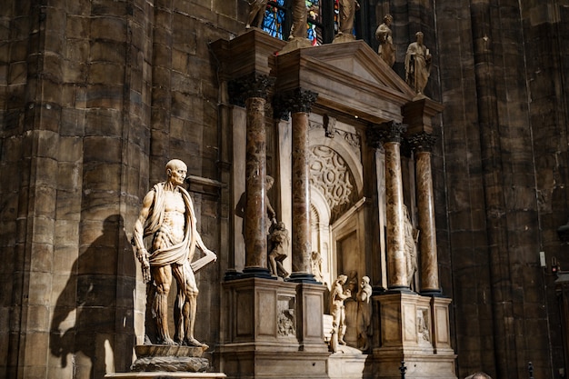 Statua di san bartolomeo al muro nel duomo italia milano