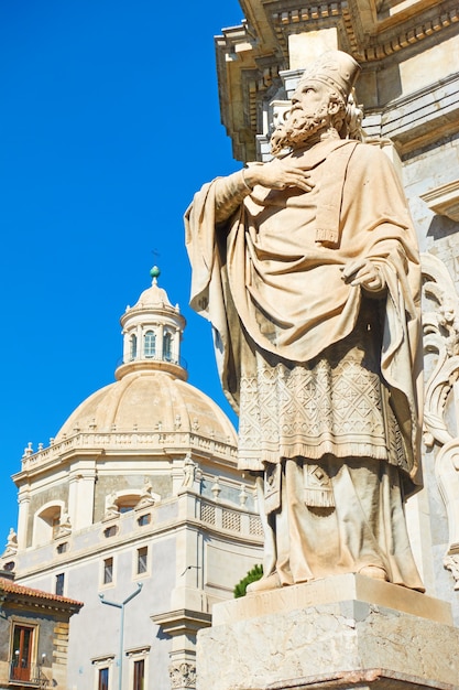 Statua di San Giacomo nella parte anteriore della Cattedrale di Sant'Agata di Catania, Sicilia, Italy