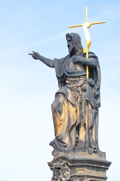 Statua di San Giovanni Battista di Josef Max sul Ponte Carlo a Praga