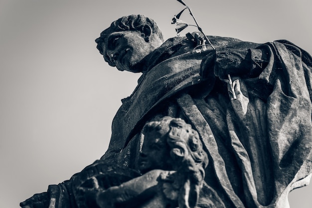 Statua di San Nicola da Tolentino sul Ponte Carlo. Praga, Repubblica Ceca