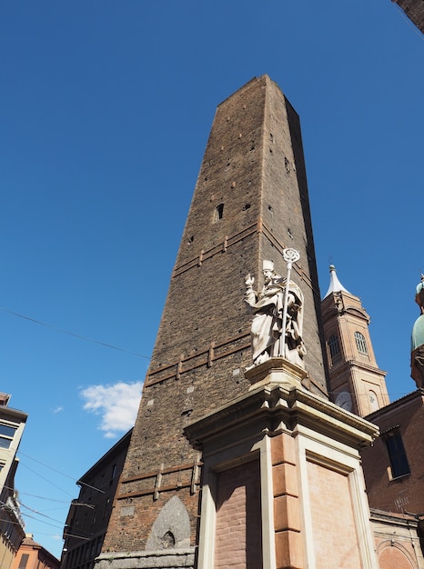 Statua di San Petronio a Bologna