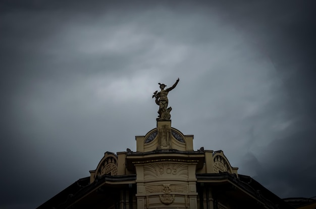 statua di san pietro di notte