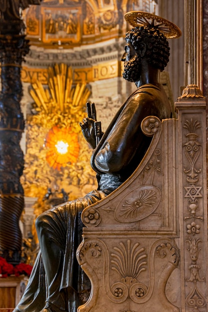 Statua di San Pietro nella Basilica Vaticana Roma