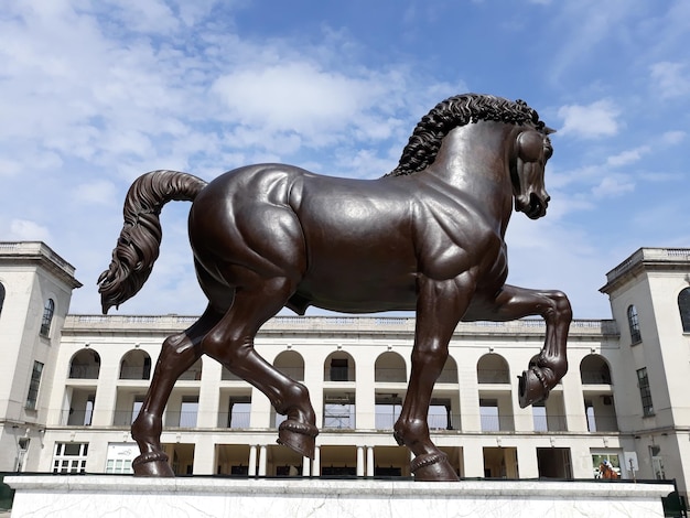 Statua di statue contro un cielo nuvoloso
