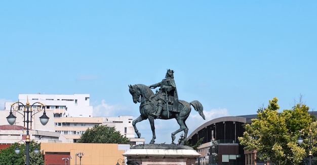 Statua di Stefan cel Mare di fronte al Palazzo della Cultura alla luce del giorno