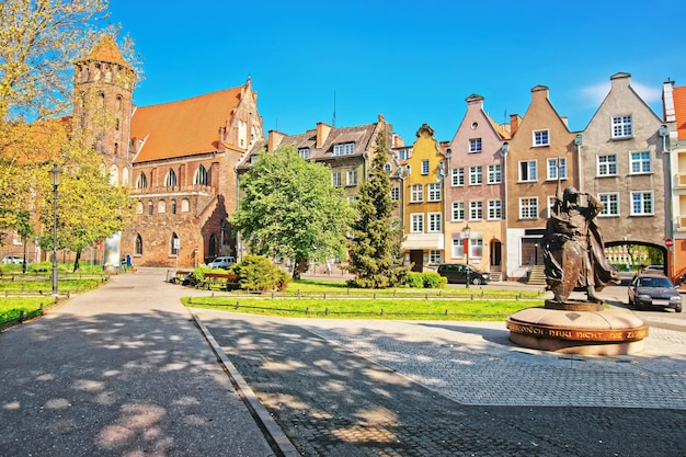 Statua di Swietopelk il Grande, duca di Danzica e Chiesa di San Nicola, Danzica, Polonia