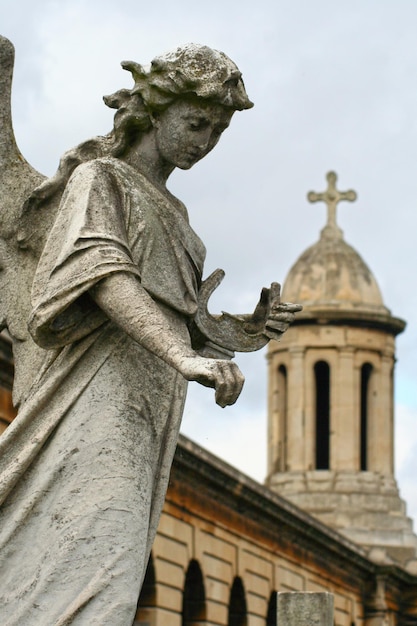 Statua di un angelo al cimitero di Brompton nel Royal Borough di Kensington e Chelsea a Londra