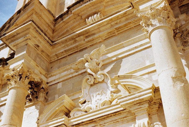 Statua di un angelo sulla facciata di un antico tempio