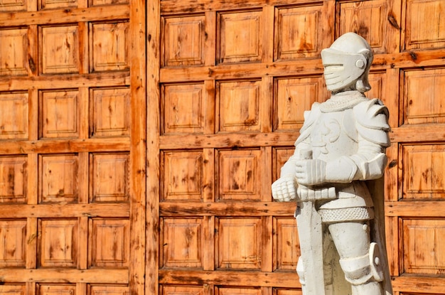 Statua di un cavaliere medievale