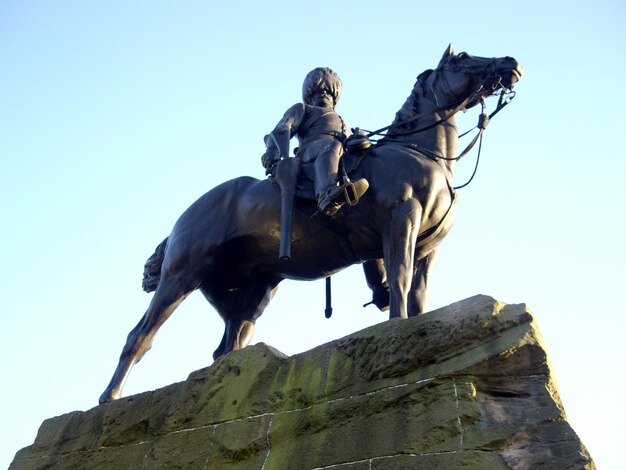 Statua di un soldato a cavallo contro il cielo