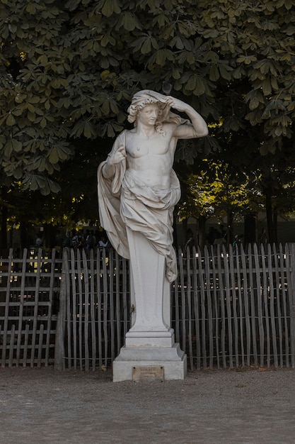 statua di una persona nel parco