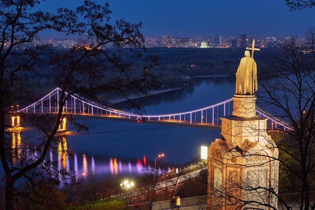 Statua di Vladimir il Grande sul paesaggio urbano