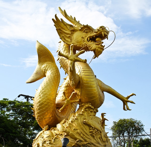 Statua dorata cinese del drago a Phuket, Tailandia.