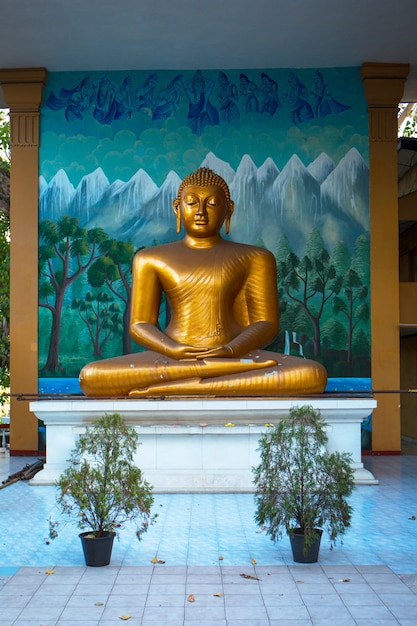 Statua dorata del Buddha a Colombo, Sri Lanka