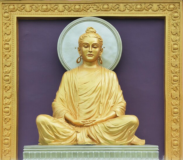 Statua dorata del Buddha a Rishikesh in India