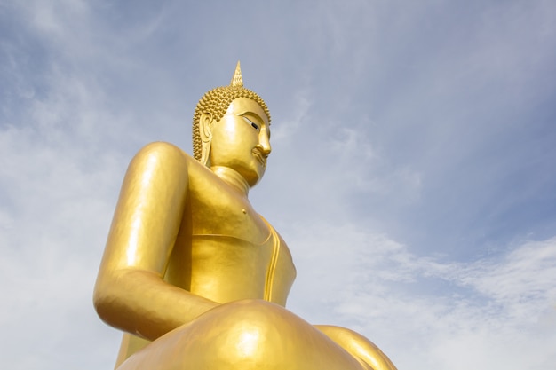 Statua dorata del Buddha a Wat Bangchak in Nonthaburi, Tailandia