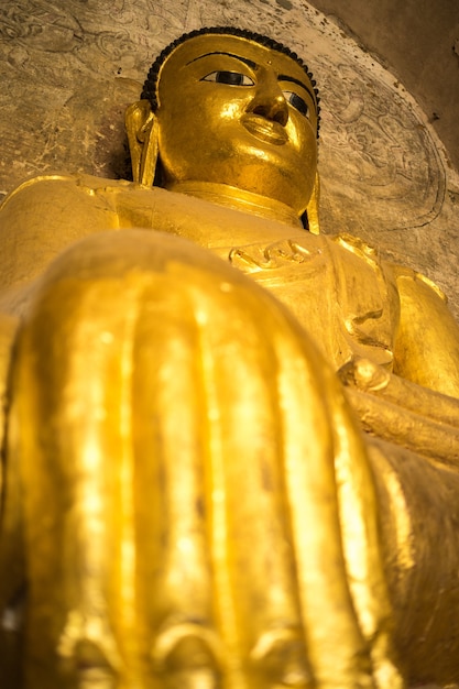 Statua dorata del Buddha in Bagan, Myanmar