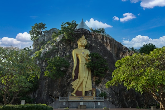 Statua dorata del buddha in piedi