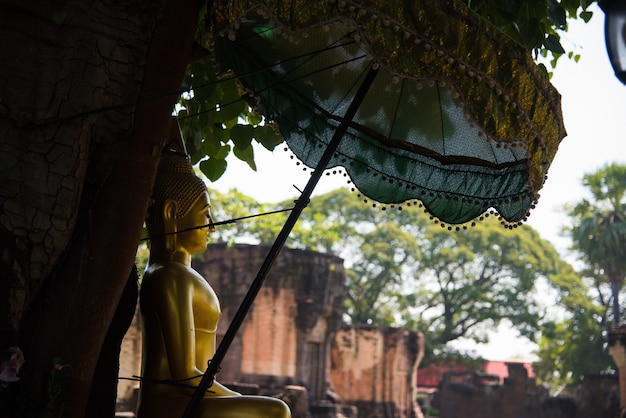 Statua dorata del Buddha in Prasat Wat Sa Kamphaeng Yai