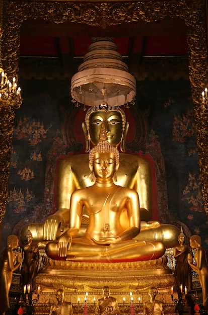 Statua dorata del Buddha in Tailandia.