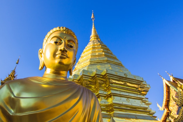 Statua dorata del Buddha in tempiale in Wat Phra That Doi Suthep, Chiangmai, Tailandia