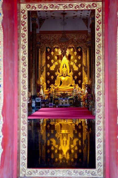 Statua dorata del buddha nella chiesa di Wat Phra That Suthon Mongkhon Khiri a Phrae Thailandia