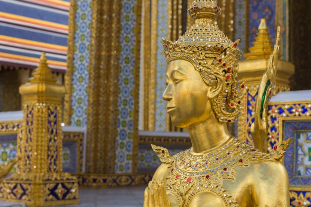 Statua dorata di Kinnari a Wat Phra Kaew, Bangkok, Tailandia