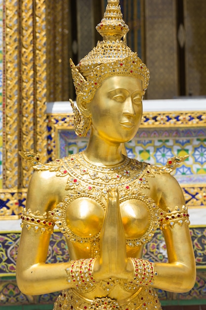 Statua dorata di Kinnari a Wat Phra Kaew, Bangkok, Tailandia