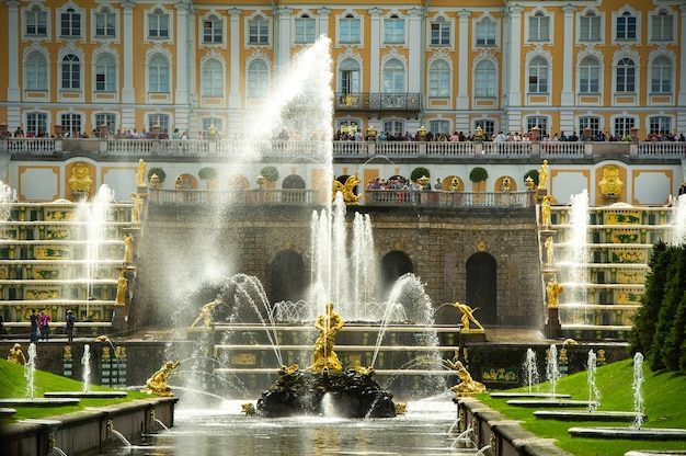 Statua dorata di Sansone nel parco di Peterhof, Russia