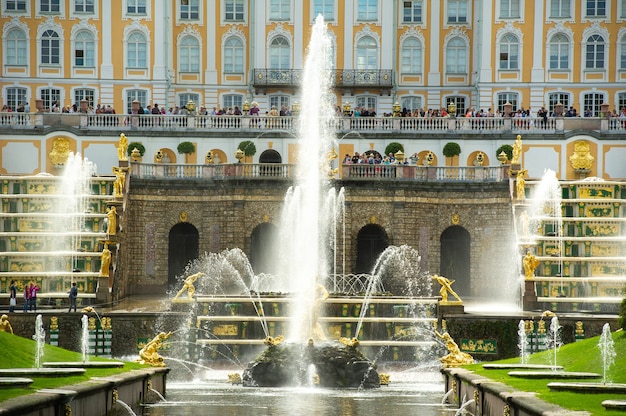 Statua dorata di Sansone nel parco di Peterhof, Russia