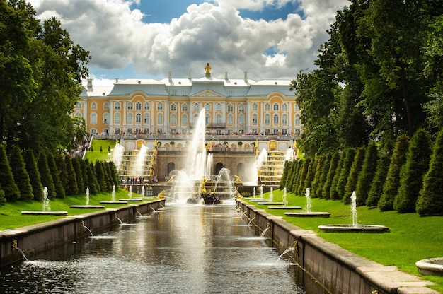 Statua dorata di Sansone nel parco di Peterhof, Russia