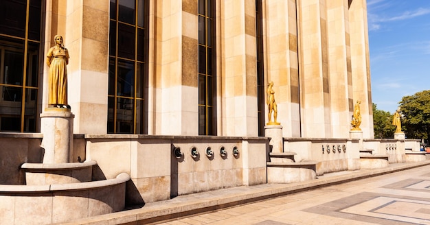 Statua dorata di una donna sul Palais de Chaillot Place du Trocadero Parigi