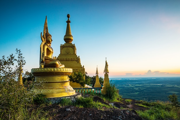 Statua e pagoda di Buddha sull&#39;alta montagna nel parco nazionale di Phu-Lang-Ka, Tailandia.