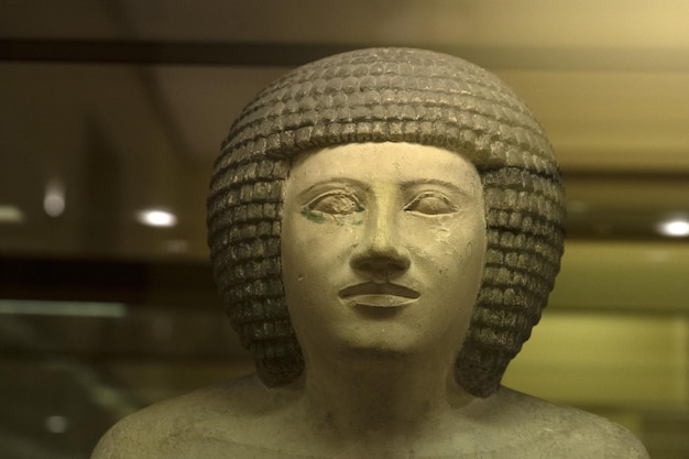 Statua egizia da vicino