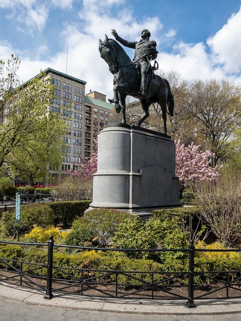 Statua equestre del generale George Washington lungo il lato sud di Union Square a New York City