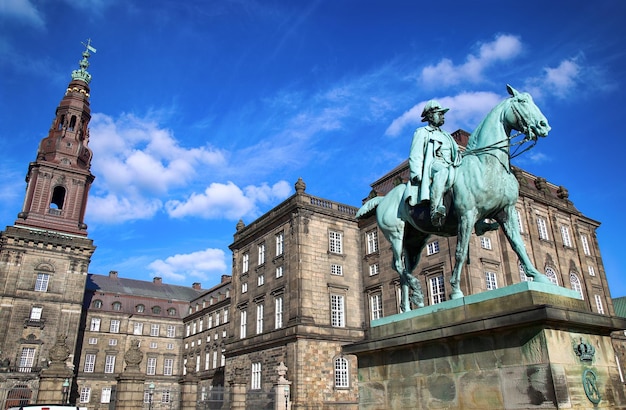 Statua equestre di Cristiano IX vicino al Palazzo di Christiansborg Copenaghen Danimarca