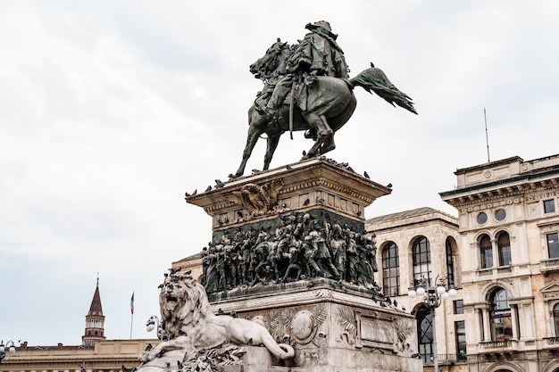 Statua equestre di Vittorio Emanuele II in primo piano del duomo milano italia