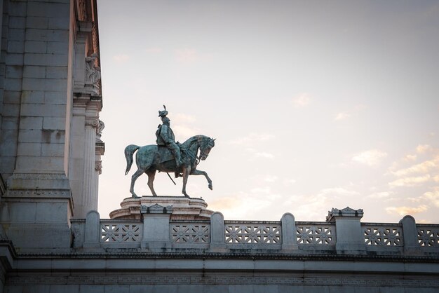 Statua equestre in bronzo su struttura classica all'alba in Europa