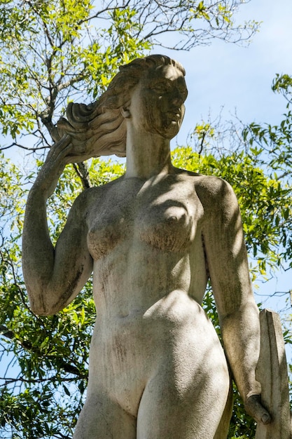 Statua femminile in serra fredda