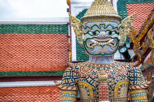 Statua gigante del guardiano nel grande palazzo Bangkok Tailandia di Wat Phra Kaew