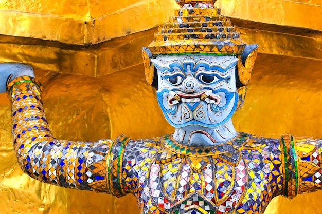 Statua gigante di una bella pagoda in Wat Phra Kaew, Tailandia