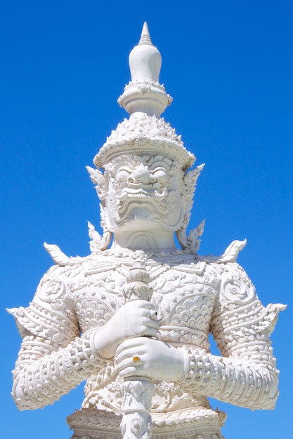 Statua gigante nel tempio di Pra Non, Phetchaburi, Tailandia