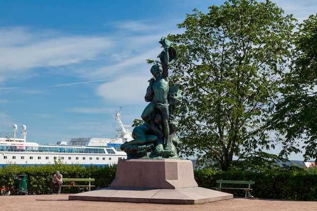 Statua in bronzo del naufrago a Helsinki