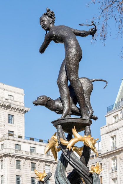 Statua in bronzo della dea Diana ( EJ Clack 1952) a Green Park London