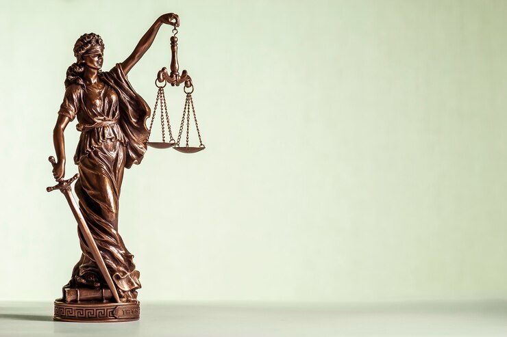 Statua in bronzo della giustizia con spada e squame