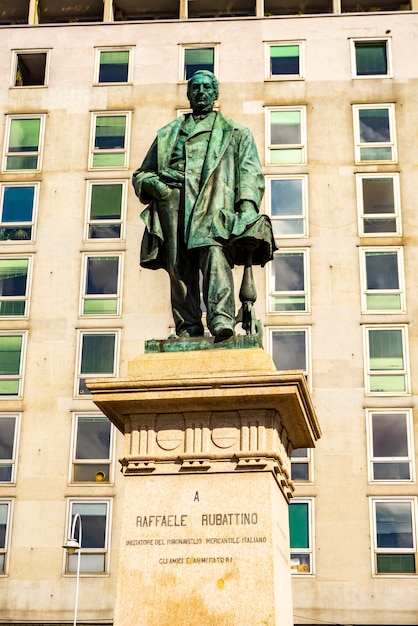 Statua in bronzo di Raffaele Rubattino a Genova, Italia. Fu uno dei fondatori della marina italiana.